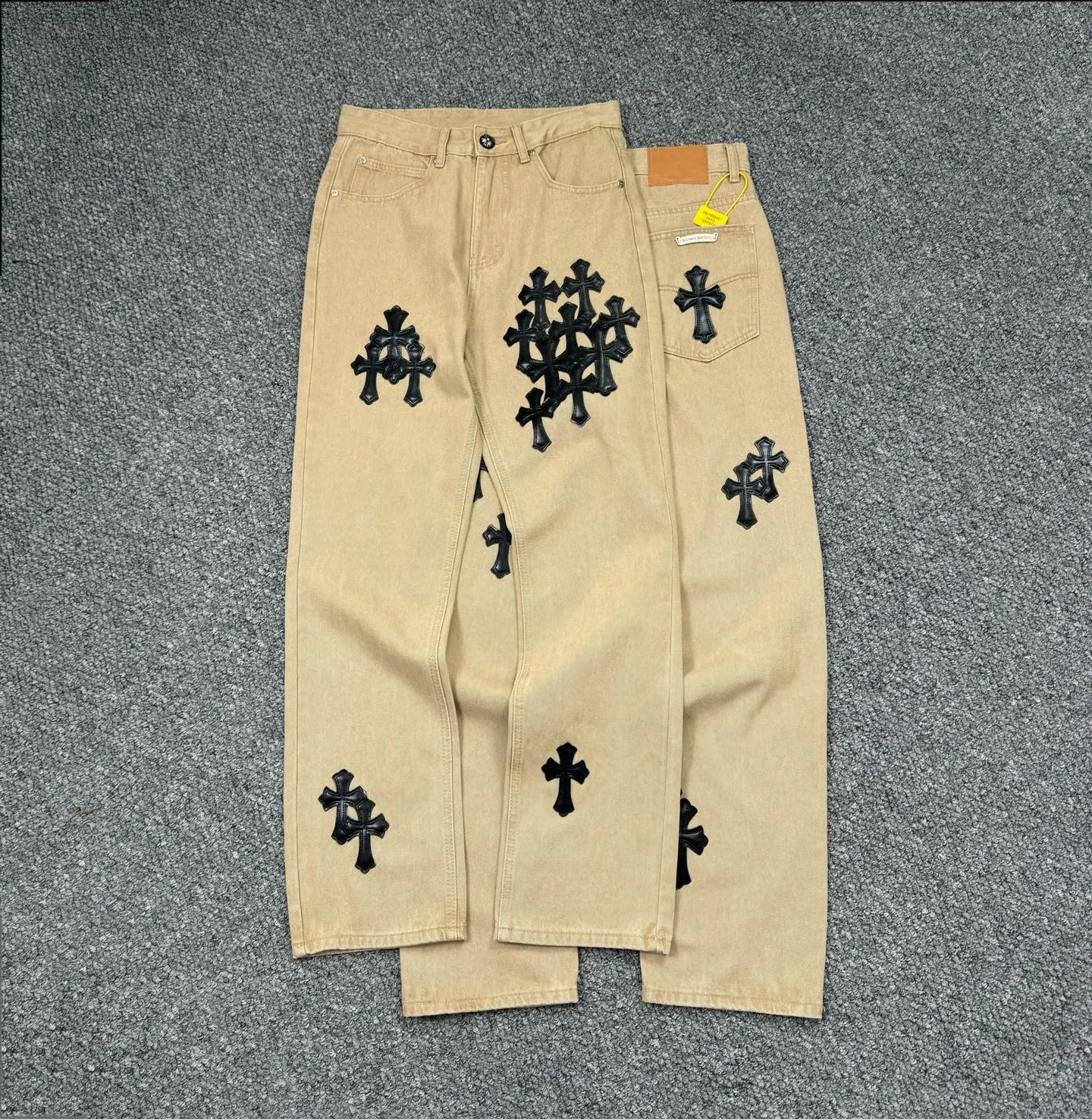 P240 Style No.: H848 ChromeHearts & Chrome Hearts [New on the unlabeled support platform] 2025 new khaki leather couple's washed jeans, top ceiling quality, styles with different washed textures, very friendly to people with thin legs and thick legs, the straight and loose version is very flattering to the leg shape, the moderate length that never goes out of style, easy and casual to match, the basic styling of various styles, a must-have in the wardrobe! The fabric is stiff but also makes the upper body soft without losing texture. The washing process is even more perfect. It is a must-have item for everyone! ! !  Size: 28-30-32-34 Color: Khaki